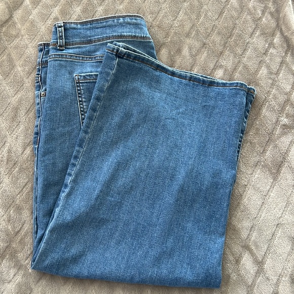 PRICE JUST REDUCED!!! NWOT!!! Gloria Vanderbilt wide leg crop jeans. - Picture 3 of 8